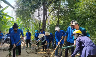 Thanh niên Lào Cai cào đất, bốc đá, thồ hàng khắc phục hậu quả bão lũ