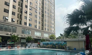 Bể bơi nằm giữa toà CT2 và CT3 của chung cư IEC Residences.