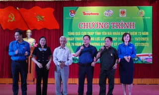 Tổng Biên tập báo Tiền Phong Lê Xuân Sơn (thứ 3 từ phải sang) giao lưu văn nghệ với các đại biểu và cựu thanh niên xung phong tại chương trình. (Ảnh: Việt Khôi)