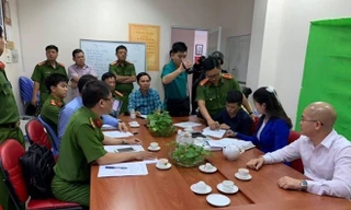 Công an đọc lệnh bắt và khám xét nơi làm việc của Nguyễn Thái Luyện.