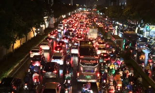 Đường phố Sài Gòn kẹt xe kinh hoàng sau cơn mưa chiều