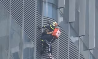 'Người nhện' đu dây trên toà nhà cao nhất Việt Nam cứu nạn nhân gặp hỏa hoạn