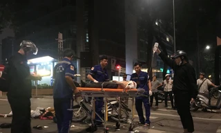 Xe máy kẹp 3 chạy ngược chiều tông taxi, 3 người trọng thương