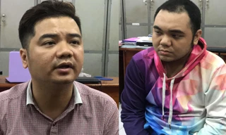 Hồ Sĩ Nam Trung (bên trái) và em trai tại công an.