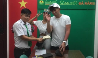 Hai du khách người Nhật vui mừng khi nhận lại được của rơi.