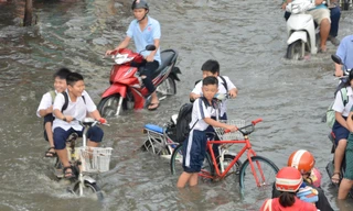 Học sinh xắn quần lội nước đến trường ngày đầu tuần vì triều cường gây ngập