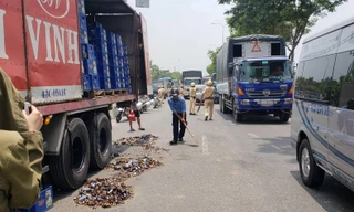 Chiếc xe tải làm rơi bia khiến giao thông tùn tắc nghiêm trọng.