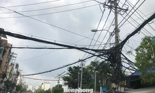 Dây điện như mạng nhện 'tử thần' treo trên đầu người dân Sài Gòn