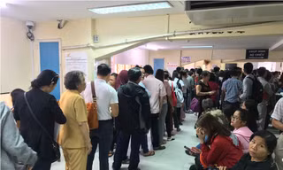 Nghìn người chen chân làm hộ chiếu sau Tết