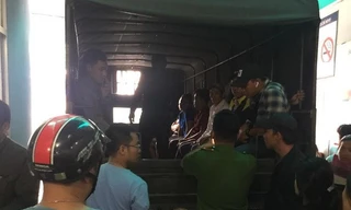 Nhóm 'cò mồi' ở bệnh viện bị công an đưa về trụ sở làm việc.
