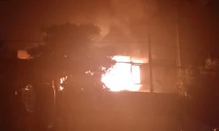 Khói lửa bốc lên nghi ngút tại phim trường.