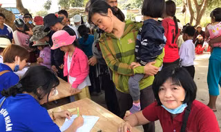 Nhóm Trái Tim Nhỏ khám bệnh, phát thuốc cho người nghèo.