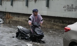 Nhiều tuyến đường ở Sài Gòn thành 'sông' sau cơn mưa đầu mùa