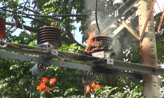 Trạm biến áp bốc cháy sau vụ nổ.