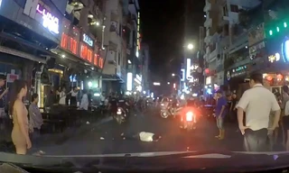 Tài xế bị đánh bất tỉnh trên đường.