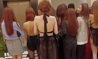 Bên trong nhà hàng cho tiếp viên mặc 'xuyên thấu' phục vụ khách hát karaoke