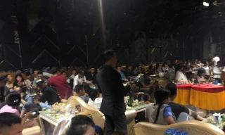 Hàng trăm dân chơi trong quán bar Đại Dương.