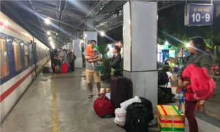 Những người đón Giao thừa trên chuyến tàu cuối cùng rời ga Sài Gòn