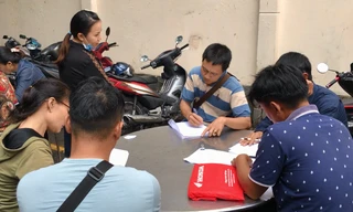 Người dân làm đơn tố cáo công ty Alibaba.