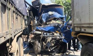 Chiếc xe tải bẹp dúm phần đầu.