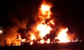 Khu nhà xưởng ở Sài Gòn cháy ngùn ngụt trong đêm: Trăm người lao vào dập lửa