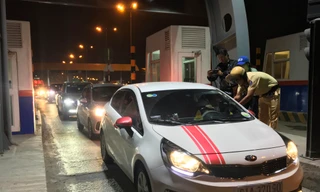 CSGT kiểm tra nồng độ cồn với tài xế ô tô tối 15/7.