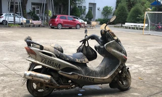 Chiếc xe máy của nhà báo Phúc được vớt lên sau sự cố.