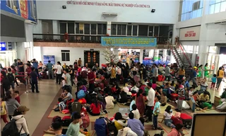 Hàng nghìn người vật vờ ở ga Sài Gòn sau sự cố tàu SE1 trật bánh