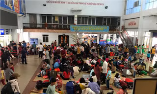 Hàng nghìn người vật vờ ở ga Sài Gòn sau sự cố tàu SE1 trật bánh