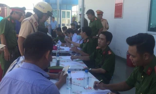 Lực lượng chức năng kiểm tra ma túy tài xế container.