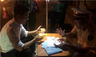 Tài xế ô tô "cù nhầy" gần 2 tiếng mà không ký biên bản vi phạm hành chính.
