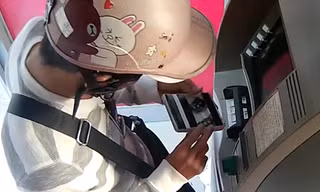 Người nước ngoài gắn vật thể lạ vào trụ ATM ở Sài Gòn