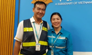 Chị Ngọc cùng đại diện hãng hàng không đã trả lại tài sản cho khách.