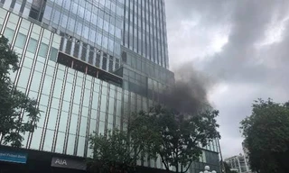 Khói bốc lên nghi ngút trên tầng cao toà nhà.