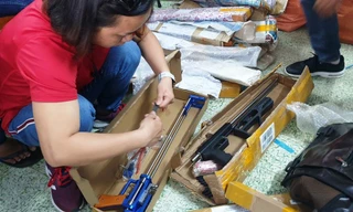 Súng bắn bi nguỵ trang dụng cụ nhà bếp.