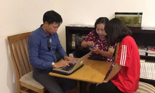 Chị L. làm việc với luật sư trước khi nộp đơn tố giác lên công an.