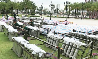 Xem bộ đội bày trận địa pháo hoa chào mừng lễ Quốc Khánh 2/9