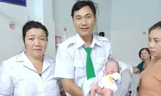 Lái xe Lê Văn Hồng cùng gia đình sản phụ tại bệnh viện.