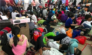 VIDEO: Hàng ngàn người nằm vật vờ ở ga Sài Gòn vì tàu Tết trễ nửa ngày