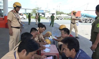 Lực lượng chức năng chốt chặn kiểm tra phương tiện.