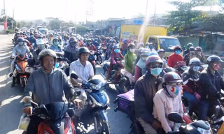 Cửa ngõ TPHCM đông nghẹt người trở lại sau Tết