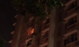 Ngọn lửa bùng cháy tại tầng 5 chung cư lúc rạng sáng.