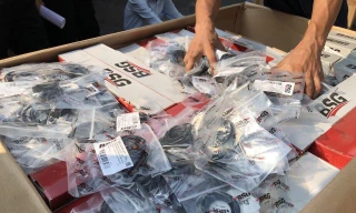 Chiếc container chứa toàn phụ tùng ô tô xịn nhập lậu.