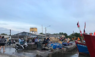 Cứu sống hai người trên ghe bị chìm ở Sài Gòn