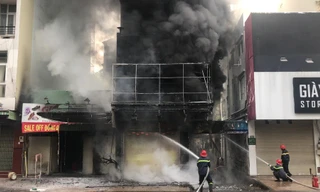 Cận cảnh xe thang giải cứu 2 người mắc kẹt trong căn nhà cháy nghi ngút 