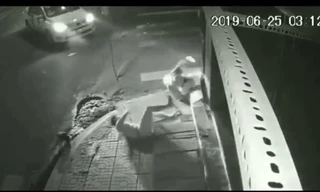 Sau tai nạn, tài xế taxi mở cửa nhìn nạn nhân co giật rồi… bỏ đi