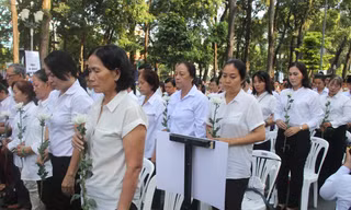 Nhiều người xúc động tại lễ tưởng niệm nạn nhân tử vong do tai nạn giao thông.