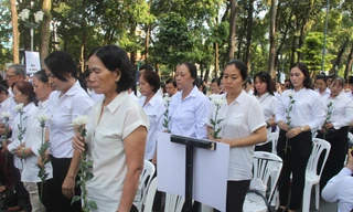 Nhiều người xúc động tại lễ tưởng niệm nạn nhân tử vong do tai nạn giao thông.