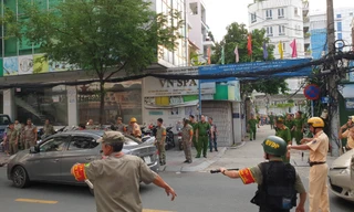 Lực lượng chức năng phong toả con hẻm để thực nghiệm.