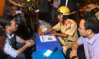 Uống 15 lon bia vẫn lái ô tô, tài xế khăng khăng 'tôi đâu có say'